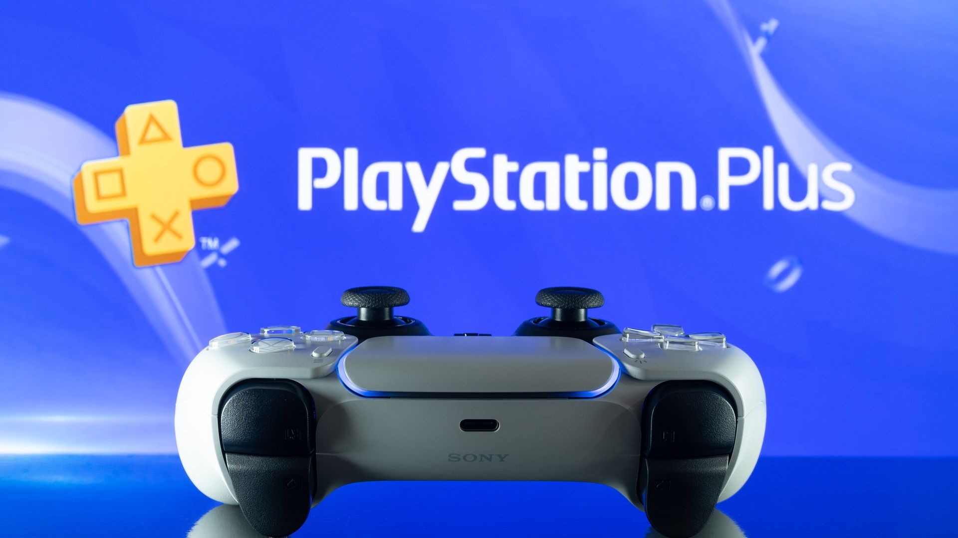 2022-4-new-ps-plus-66cc7d0e2b5676090d0269f8-1 کنترلر دوال سنس در مقابل لوگوی PS Plus