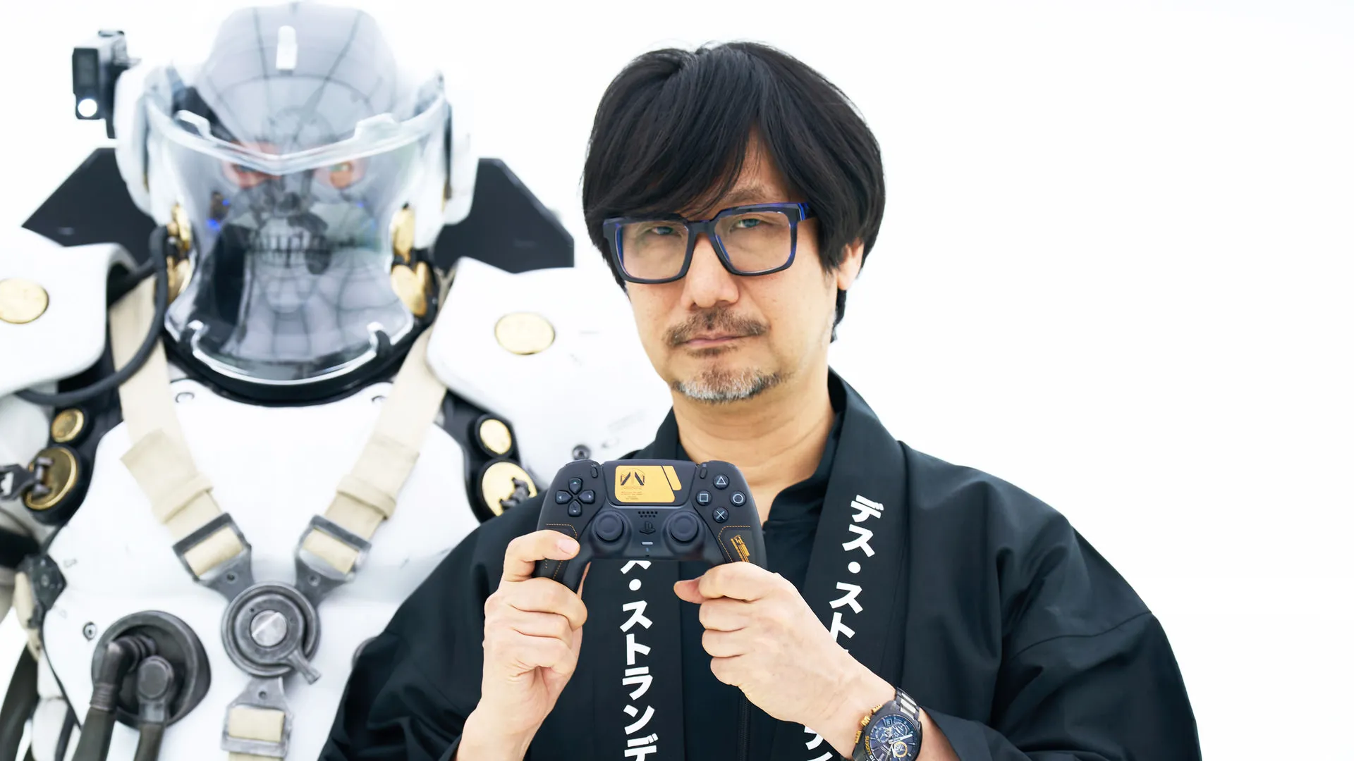 dualsense-wireless-controller-death-stranding-2-on-the-beach-limited-edition-with-hideo-kojima-681cb03c1b0a7aa342aeffa4 هیدئو کوجیما و کنترلر دوال سنس اختصاصی بازی Death Stranding 2