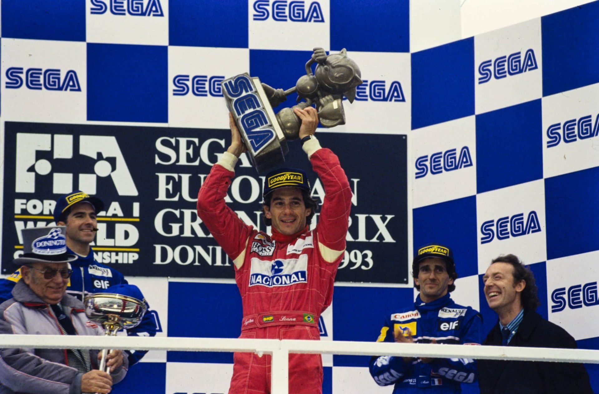 ayrton-sennas-iconic-sega-trophy-from-1993-f1-race-at-donington-01-685ff5d3e939a3c3b95152d0 بردن جایزه سونیک در مسابقه جایزه بزرگ دانیگتون توسط آیرتون سنا از تیم مکلارن