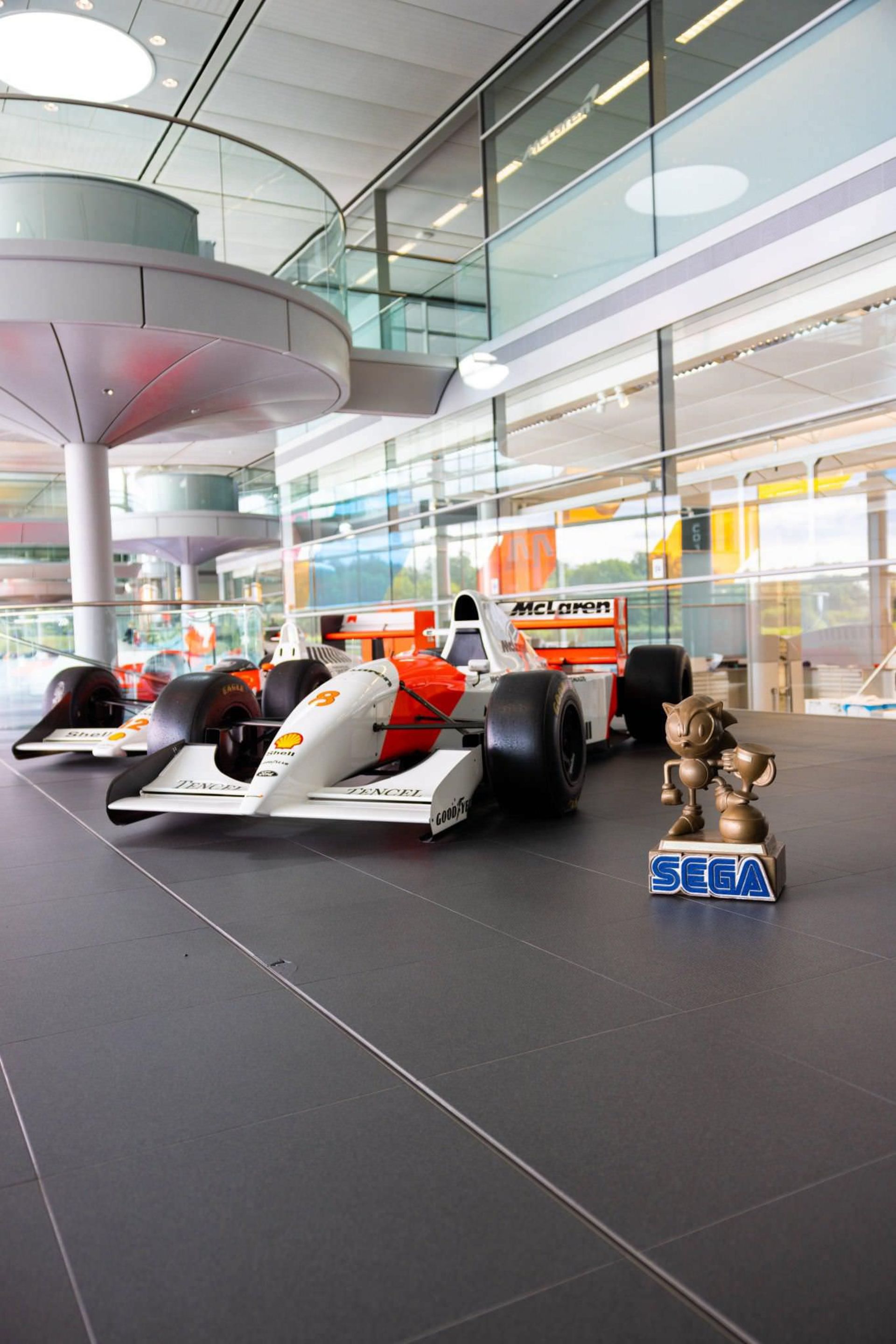 ayrton-sennas-iconic-sega-trophy-from-1993-f1-race-at-donington-03-685ff5eae939a3c3b95152d5 جایزه سونیک آیرتون سنا در موزه تیم مکلارن