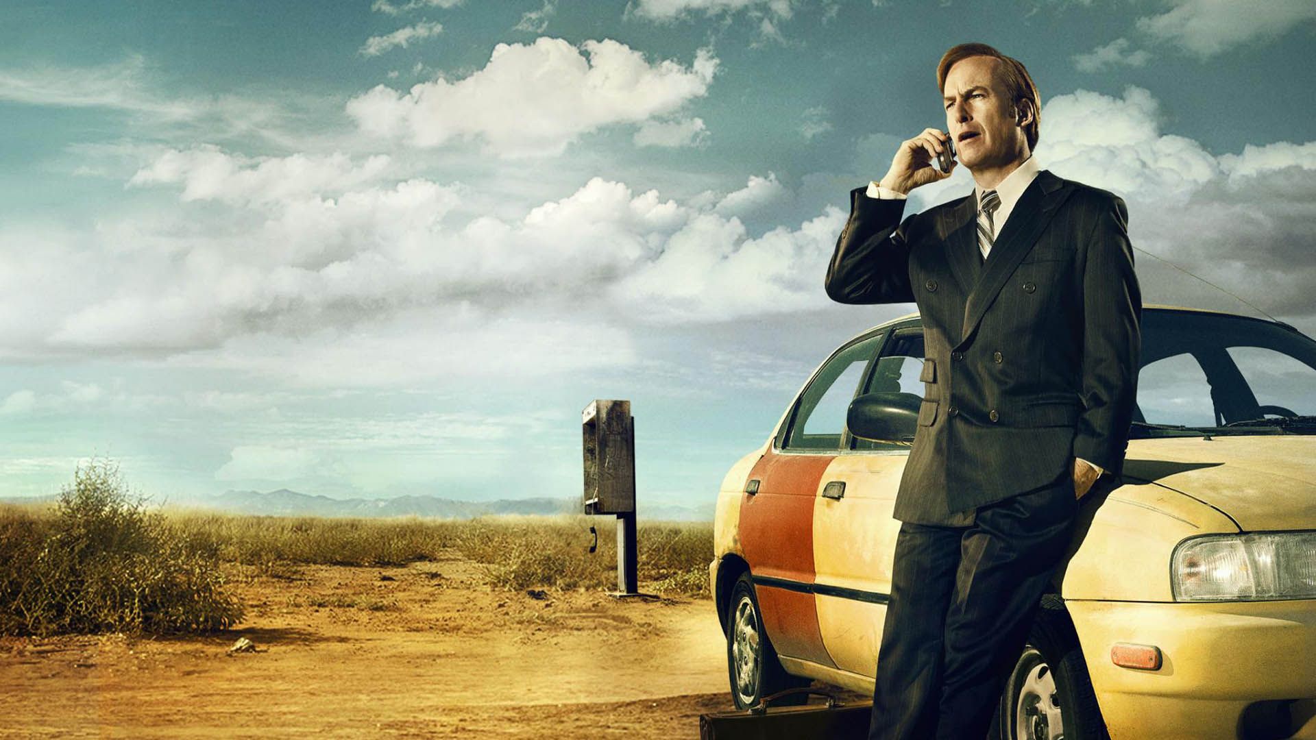 2021-4-saul-goodman-his-yellow-car-66cc7d0b2b5676090d021aa2-1 شخصیت سال گودمن در کنار ماشین قدیمی و زرد رنگ خود در سریال better call saul